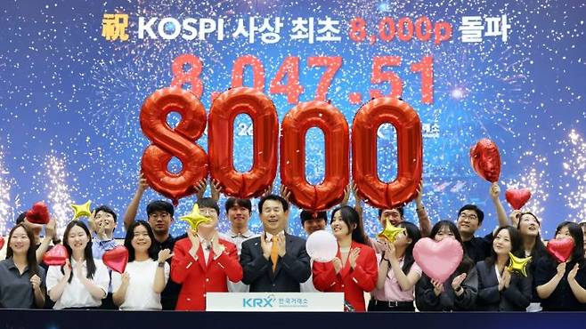 26일 서울 여의도 한국거래소 홍보관에서 정은보 이사장과 직원들이 코스피 8000포인트 돌파 기념 세리머니를 펼치고 있다. 연합뉴스