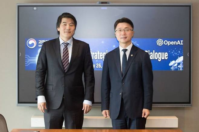 류제명 과학기술정보통신부 제2차관(오른쪽)이 26일 오후 서울 영등포구 ThreeIFC 회의실에서 제이슨 권 오픈AI 최고전략책임자(CSO)를 만나 기념촬영을 하고 있다. 과기정통부 제공.