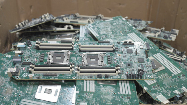 수거작업 및 자동화 공정을 거치고 난 인쇄회로기판(PCB)이 자루 안에 산처럼 쌓여 있다. 고려아연