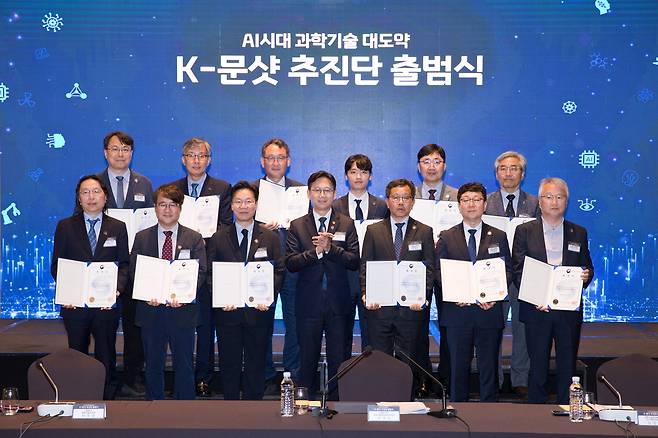 27일 서울 용산구 드래곤시티에서 열린 K-문샷 출범식에서 배경훈 부총리 겸 과학기술정보통신부 장관(앞줄 가운데)과 K-문샷 프로젝트 총괄관리자 12명이 기념 사진을 찍고 있다./과학기술정보통신부