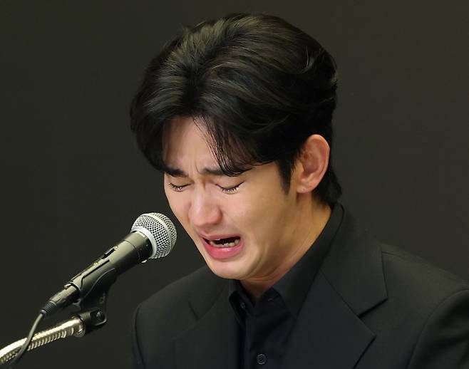 배우 김수현이 지난해 3월 31일 오후 서울 마포구 스탠포트호텔에서 긴급 기자회견을 열고 고(故) 김새론이 미성년자일 때부터 교제했다는 의혹을 비롯한 각종 논란에 대해 입장을 밝히고 있다./뉴스1