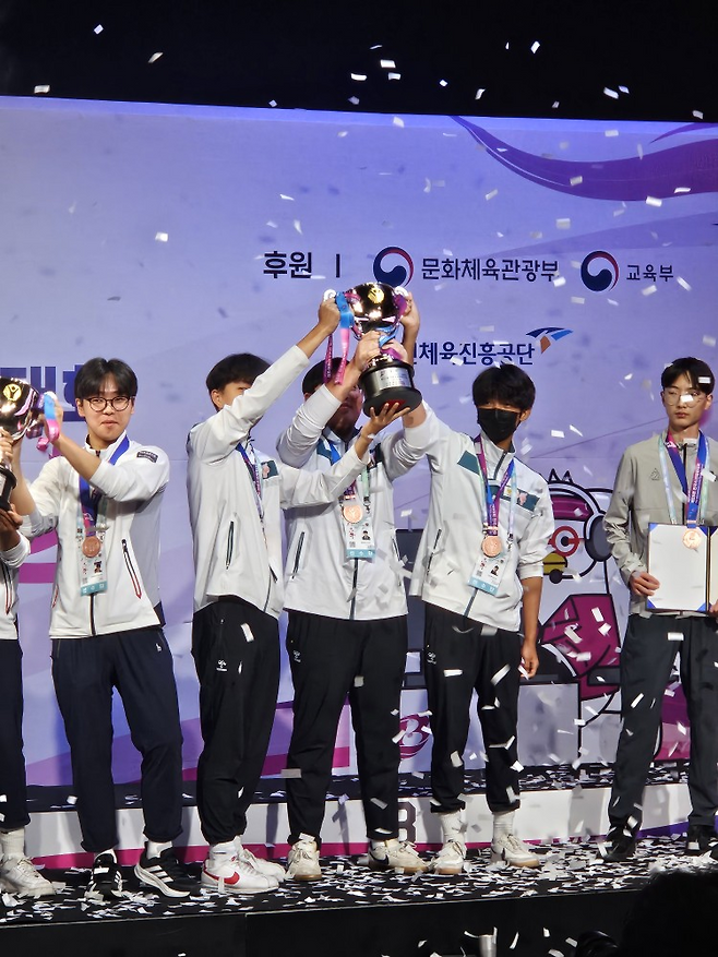 제55회 전국소년체육대회 e스포츠 FC온라인 단체전에서 동메달을 획득한 대전 대표팀 선수들이 지난 24일 트로피를 들고 기념하고 있다. 대전이스포츠협회 제공