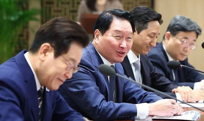 최태원SK그룹 회장이 16일 용산 대통령실에서 열린 이재명 대통령 주재 한미 관세협상 후속 민관 합동회의에서 발언하고 있다. ⓒSK