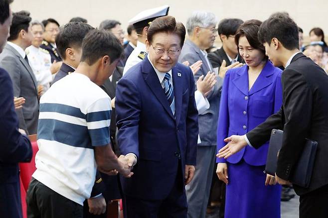 이재명 대통령이 27일 부산 영도구에서 열린 제31회 바다의 날 기념식에 입장하며 참석자들과 인사하고 있다. ⓒ뉴시스