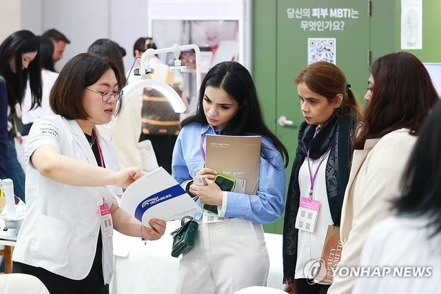 서울 강남구 코엑스에서 열린 2025 서울국제화장품미용산업박람회(코스모뷰티서울) 및 국제건강산업박람회를 찾은 외국인 바이어들이 상담을 하고 있다. [연합뉴스]