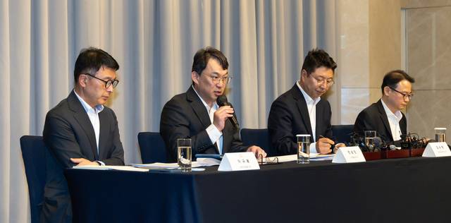 정용진 신세계그룹 회장이 스타벅스의 '탱크데이' 논란에 대해 직접 사과한 26일 서울 강남구 조선팰리스 호텔에서 신세계그룹 임원들이 진상조사 결과를 발표하고 있다. 왼쪽부터 신세계그룹 이규봉 경영지원총괄 전무, 전상진 경영총괄 부사장, 김수완 대외협력본부장 부사장, 양종환 감사팀장 상무. 박동욱 기자 fufus@