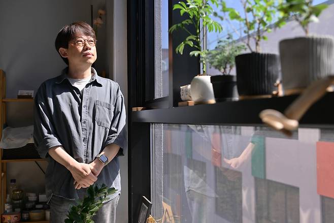 김진형 먼곳프레스 대표가 8일 파주출판단지에 위치한 사무실에서 본보의 인터뷰에 응하고 있다. 최주연 기자
