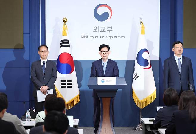 박윤주(가운데) 외교부 1차관과 정부합동조사단이 27일 오후 서울 종로구 외교부에서 호르무즈 해협에서 발생한 HMM 선박 나무호 피격 사건 조사결과를 발표하고 있다. 뉴시스