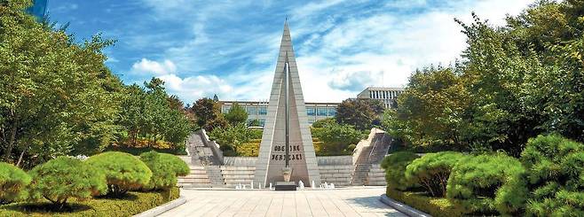 서강대가 정부의 ‘AI 중심대학’ 사업에 선정되며 인공지능(AI) 인재 양성의 핵심 거점으로 도약한다. 2033년까지 연간 약 30억원 규모의 지원을 받아 기존 소프트웨어(SW) 교육 체계를 AI 중심으로 확대할 계획이다. [사진 서강대]