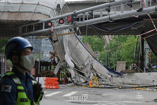 지난 26일 오후 발생한 서울 서대문구 서소문 고가차도 붕괴 사고로 통제된 현장에서 무너진 구조물이 보인다. 정효진 기자
