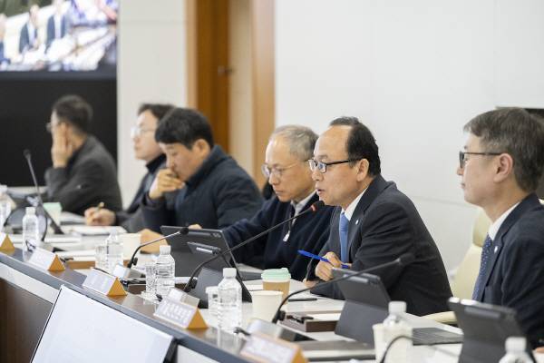 이영조(오른쪽 두 번째) 한국중부발전 사장을 비롯한 관계자들이 지난 26일 온열질환 예방 대책 점검회의를 하고 있다.. 중부발전 제공