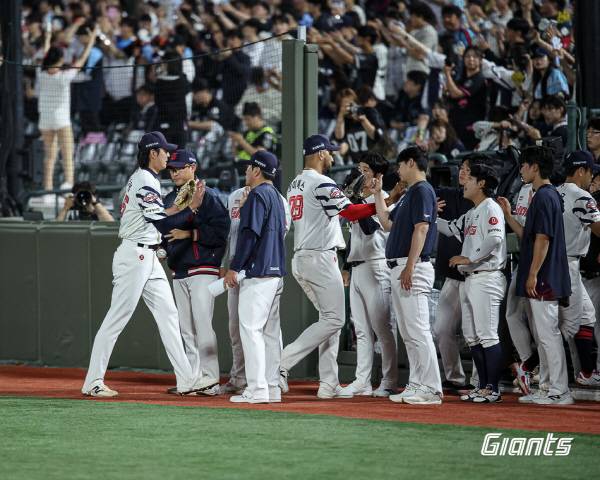 롯데 자이언츠 이승헌이 27일 부산 사직야구장에서 열린 2026 신한 SOL KBO리그 정규시즌 홈 경기에서 9회말 무실점 피칭한 뒤 선수들과 하이파이브하고 있다. 롯데 자이언츠 제공