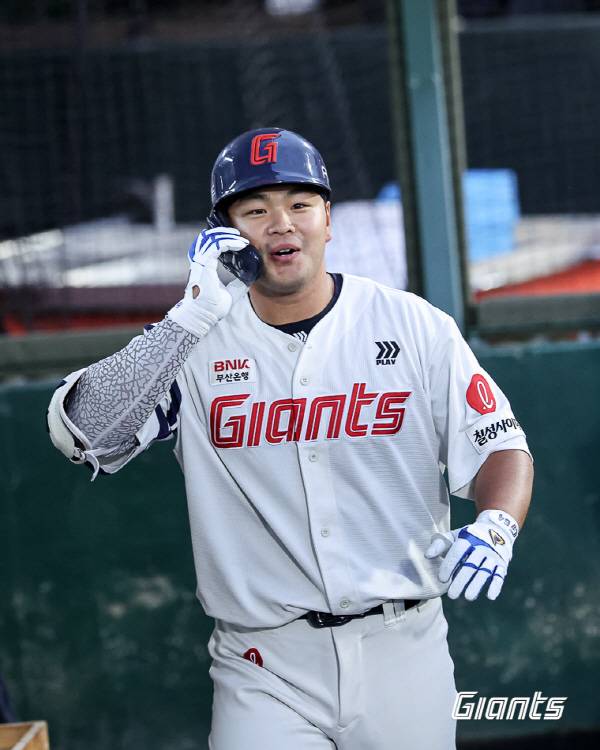 롯데 자이언츠 김동현이 27일 부산 사직야구장에서 열린 2026 신한 SOL KBO 정규시즌 홈 경기에서 데뷔 첫 홈런을 터뜨린 후 기뻐하고 있다. 롯데 자이언츠 제공