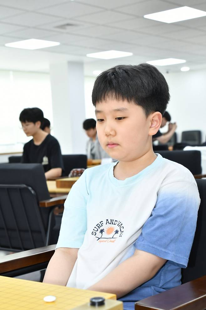 ‘천재 바둑 소년’ 유하준 1단이 프로 데뷔전을 승리로 장식하면서 하찬석국수배 본선 진출에 성공했다. 한국기원 제공