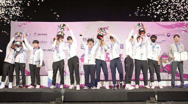 지난 23~24일 부산 진구 부산 e스포츠 경기장에서 제55회 전국소년체육대회 e스포츠 종목 경기가 열렸다. 입상 후 기뻐하는 e스포츠 선수들. 한국e스포츠협회 제공