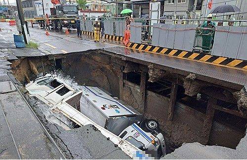 2024년 9월 21일 부산 사상구 한 도로에서 발생한 땅꺼짐. 부산소방본부 제공