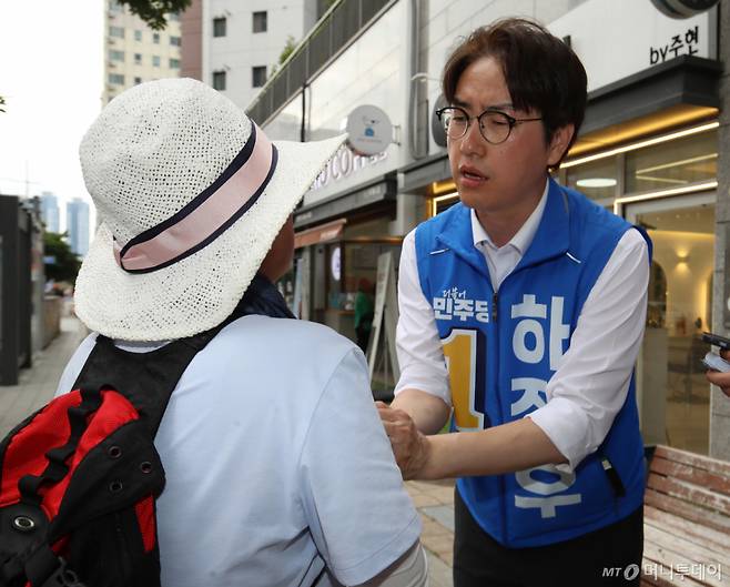 (부산=뉴스1) 윤일지 기자 = 하정우 더불어민주당 부산 북구갑 국회의원 후보가 26일 부산 북구 덕천2동 일대에서 유권자들에게 지지를 호소하고 있다. 2026.5.26/뉴스1  Copyright (C) 뉴스1. All rights reserved. 무단 전재 및 재배포,  AI학습 이용 금지. /사진=(부산=뉴스1) 윤일지 기자