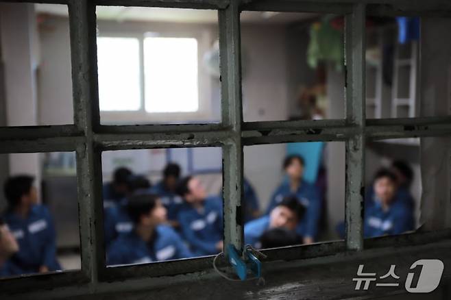 법무부 출입기자단이 경기 안양에 위치한 안양교도소 수용거실에서 수용자 체험을 하고 있는 모습 /사진=뉴스1