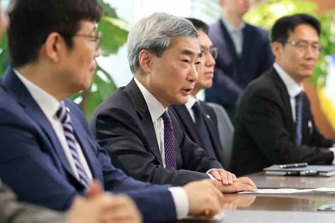 한국은행 금융통화위원회가 오는 28일 열리는 가운데 시장에선 기준금리 동결 가능성을 제시한다. 사진은 신현송 한국은행 총재가 지난 14일 서울 중구 한국은행에서 박홍근 기획예산처 장관과 회동하며 발언하는 모습. /사진=뉴스1