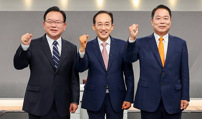 지난 26일 대구 수성구 대구MBC에서 열린 제9회 전국동시지방선거 대구시장 후보자 토론회에서 후보자들이 시작에 앞서 기념 촬영을 하고 있다. 왼쪽부터 김부겸 더불어민주당, 추경호 국민의힘, 이수찬 개혁신당 후보. [연합]