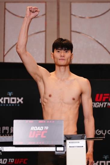 27일 계체를 통과한 임관우가 오른쪽 손을 번쩍 들어보이고 있다. [UFC 제공]