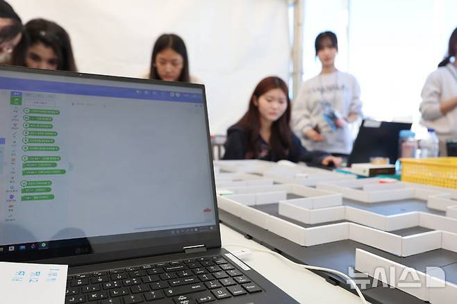 [인천=뉴시스] 전진환 기자 = 2024년 10월 25일 오전 인천 서구 아시아드주경기장에서 열린 제10회 인천수학축전& 제26회 인천과학대제전에서 학생들이 코딩을 통해 햄스터봇의 미로 탈출 경기를 하고 있다. 2024.10.25. amin2@newsis.com **기사 내용과 관련 없습니다**