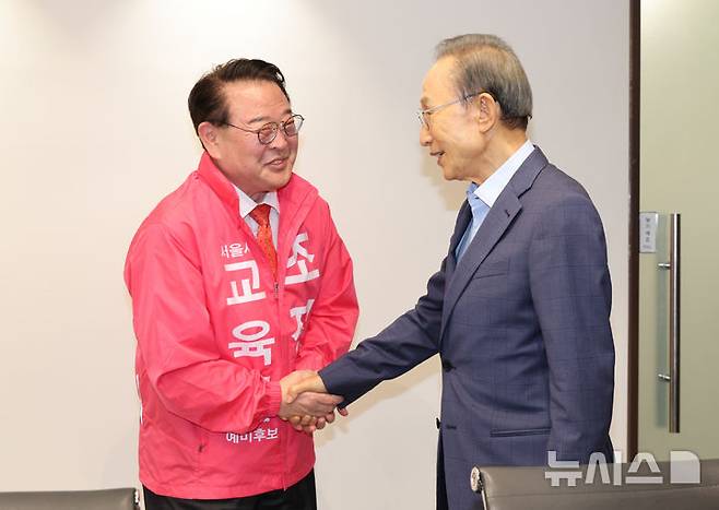 [서울=뉴시스] 황준선 기자 = 조전혁 서울시교육감 후보가 27일 오후 서울 서초구 청계재단에서 이명박 전 대통령을 예방해 인사를 나누고 있다. 2026.05.27. hwang@newsis.com