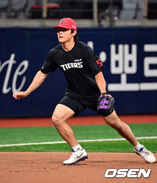 [OSEN=고척, 조은정 기자]26일 오후 서울 고척스카이돔에서 2026 신한 SOL KBO 리그 키움 히어로즈와 KIA 타이거즈의 경기가 열린다.이날 경기에서 키움은 안우진을, KIA는 김태형을 선발투수로 내세웠다.KIA 김도영이 훈련을 하고 있다. 2026.05.26 /cej@osen.co.kr