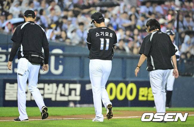 [OSEN=잠실, 최규한 기자] 27일 서울 잠실야구장에서 ‘2026 신한 SOL Bank KBO리그’ 두산 베어스와 KT 위즈의 경기가 열렸다.홈팀 두산은 웨스 벤자민, 방문팀 KT는 오원석을 선발로 내세웠다.6회말 무사 선두타자로 나선 두산 조수행의 안타 때 KT 투수 스기모토가 타구에 맞았다. 상태를 체크한 뒤 스기모토가 교체되고 있다. 2026.05.27 / dreamer@osen.co.kr