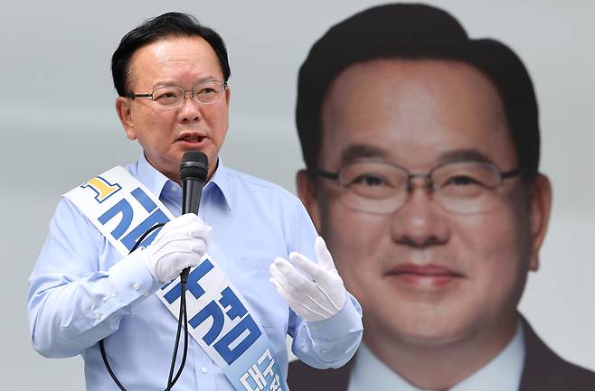 더불어민주당 김부겸 대구광역시장 후보가 지난 25일 오전 대구 달성군 달성경찰서 유가파출소 앞에서 지지를 호소하고 있다. 뉴시스