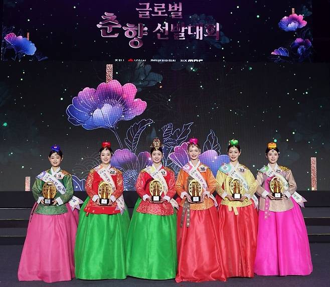 제96회 남원 춘향제에서 열린 글로벌 춘향선발대회 수상자들이 포즈를 취하고 있다. (왼쪽부터 정 김도현,선 이소은,진 김하연,미 리나,숙 김서원,현 이현아씨) 남원시 제공