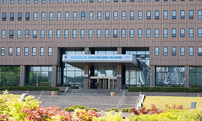 27일 법무부의 ‘2021~2025년 수용자 외부 진료 현황 및 예산 집행 내역’에 따르면 수용자가 외부 의료시설에서 진료를 받은 건수는 해마다 늘고 있다. 사진은 법무부 청사 전경.