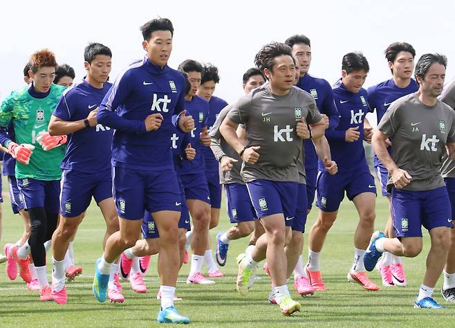 한국 축구대표팀 선수들이 27일 미국 유타주 헤리먼에 위치한 자이언스뱅크 트레이닝센터에서 훈련하고 있다.   헤리먼 | 연합뉴스