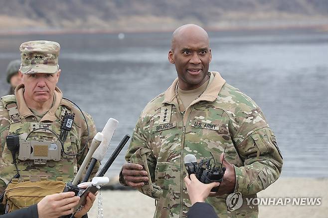 브런슨 한미연합사령관 [연합뉴스 자료사진 재판매 및 DB금지] 3월14일 경기도 연천군 임진강에서 실시된 한미연합 도하훈련에서 제이비어 브런슨 한미연합사령관이 취재진과 인터뷰하고 있다. 
   2026.3.14 andphotodo@yna.co.kr