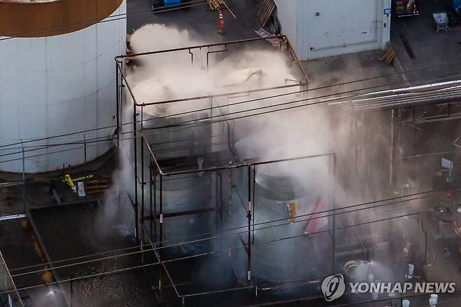 미국 캘리포니아주 가든그로브 GKN 에어로스페이스 탱크에 물을 뿌리는 소방대원들 [AFP=연합뉴스. 재판매 및 DB 금지]