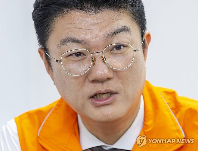 자신의 공약 설명하는 개혁신당 김정철 서울시장 후보 (서울=연합뉴스) 황광모 기자 = 개혁신당 김정철 서울시장 후보가 26일 국회에서 연합뉴스와 가진 인터뷰에서 서울시를 위한 본인의 공약과 발전 방향에 관해 설명하고 있다. 2026.5.27 hkmpooh@yna.co.kr