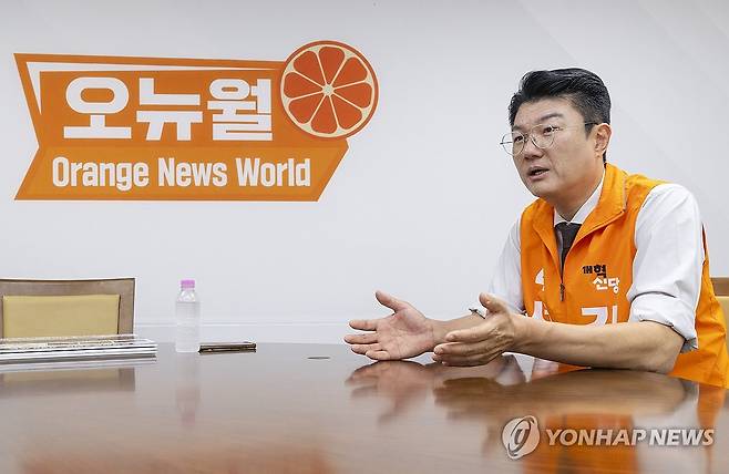 연합뉴스와 인터뷰하는 개혁신당 김정철 서울시장 후보 (서울=연합뉴스) 황광모 기자 = 개혁신당 김정철 서울시장 후보가 26일 국회에서 연합뉴스와 가진 인터뷰에서 서울시를 위한 본인의 공약과 발전 방향에 관해 설명하고 있다. 2026.5.27 hkmpooh@yna.co.kr