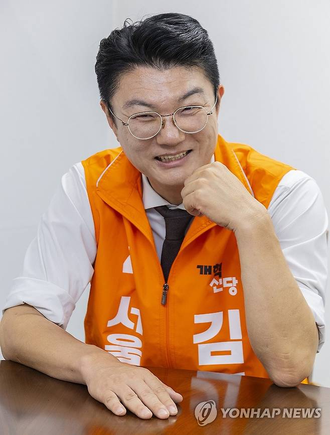서울을 위한 자신의 공약 설명하는 개혁신당 김정철 서울시장 후보 (서울=연합뉴스) 황광모 기자 = 개혁신당 김정철 서울시장 후보가 26일 국회에서 연합뉴스와 가진 인터뷰에서 서울시를 위한 본인의 공약과 발전 방향에 관해 설명하고 있다. 2026.5.27 hkmpooh@yna.co.kr