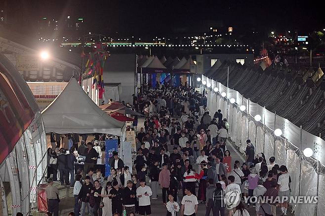 밤에도 북적이는 강릉단오장 [연합뉴스 자료사진]
