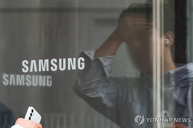 삼성전자 잠정합의 투표 결과 오늘 오전 발표 (서울=연합뉴스) 임화영 기자 = 27일 서울 서초구 삼성전자 사옥.
    삼성전자 노사가 마련한 2026년 임금교섭 잠정합의안에 대한 찬반투표 결과가 이날 발표된다. 2026.5.27 hwayoung7@yna.co.kr