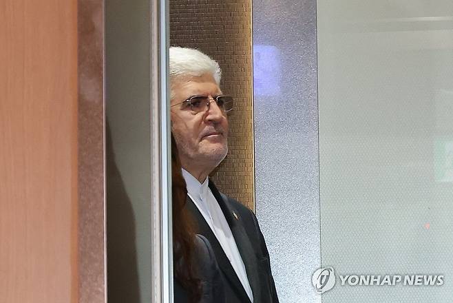 초치되는 사이드 쿠제치 주한 이란대사 (서울=연합뉴스) 안정원 기자 = 사이드 쿠제치 주한 이란대사가 HMM 나무호 호르무즈해협 피격 사건과 관련해 27일 서울 종로구 정부서울청사 별관 외교부로 초치되고 있다. 2026.5.27 jeong@yna.co.kr