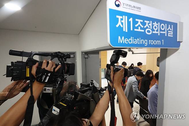 카카오 노사 2차 조정회의 (수원=연합뉴스) 홍기원 기자 = 27일 경기 수원시 경기지방노동위원회에서 열린 카카오 노사 2차 조정회의에 참석자들이 입장하고 있다. 2026.5.27 [공동취재] xanadu@yna.co.kr