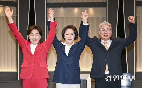 양향자, 추미애, 조응천 경기지사후보(왼쪽부터)가  27일 서울시 영등포구 KBS 본관에서 열린 제9회 전국동시지방선거 경기도지사 후보자토론회에서 기념촬영을 하고 있다. /경기사진공동취재단