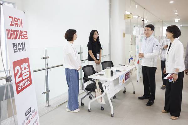 김성중 경기도 행정1부지사는 28일 윤영미 오산시 부시장 등과 함께 오산시 남촌동 행정복지센터를 방문해 ‘고유가 피해지원금’ 지급 상황을 점검하고 직원들을 격려했다./경기도 제공