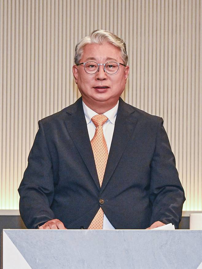 ▲ 개혁신당 조응천 경기지사후보가 27일 서울시 영등포구 KBS 본관에서 열린 제9회 전국동시지방선거 경기도지사 후보자토론회에서 토론을 준비하고 있다./경기사진공동취재단