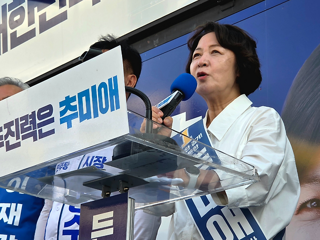 ▲ 추미애 더불어민주당 경기도지사 후보가 28일 오후 이천시 SK하이닉스 정문 앞 유세에서 반도체 중심도시 육성과 원팀 지원 필요성을 강조하고 있다./박다예 기자 pdyes@incheonilbo.com