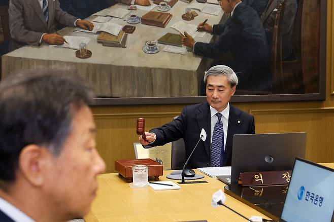 의사봉 두드리는 신현송 한국은행 총재. 연합뉴스