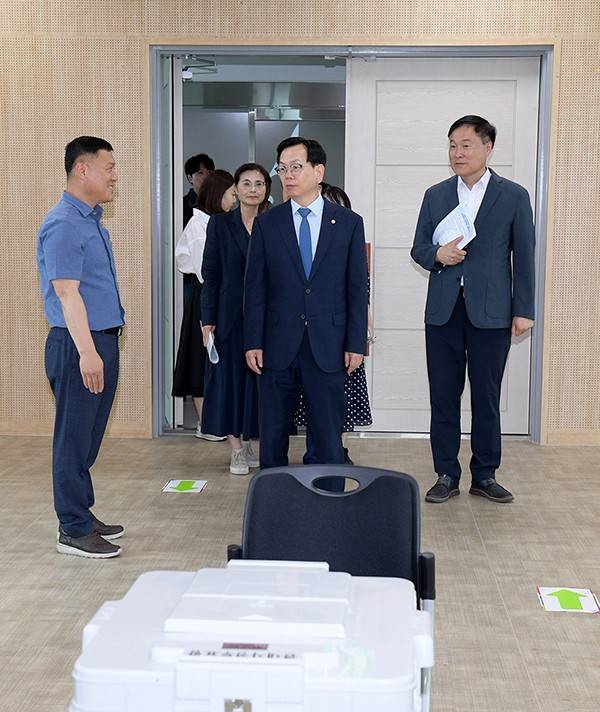 고광완 광주시 행정부시장과 김성배 서구 부구청장이 28일 서구 농성2동 행정복지센터 다목적홀에 마련된 사전투표소를 찾아 준비상황을 점검하고 있다.<광주시 제공>