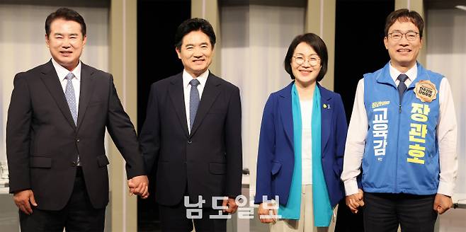 토론회 참석한 전남광주통합특별시교육감 후보들6·3 지방선거 사전투표를 사흘 앞둔 26일 광주MBC 공개홀에서 열린 전남광주통합특별시교육감 선거 초청 후보자 토론회에서 후보자들이 포즈를 취하고 있다. 사진 왼쪽부터 이정선·김대중·강숙영·장관호 후보. /임문철 기자 35mm@namdonews.com