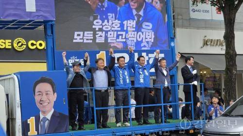 ◇더불어민주당 우상호 강원특별자치도지사 후보와 김세훈 화천군수 후보가 28일 화천읍 화천농협 인근에서 합동유세를 하며 유권자들에게 지지를 호소했다. 이날 탤런트 우현이 지지연설을 했고, 최윤 강원민주재단 이사장, 하영재 예비역장군이 자리를 함께 했다. 화천=이무헌기자